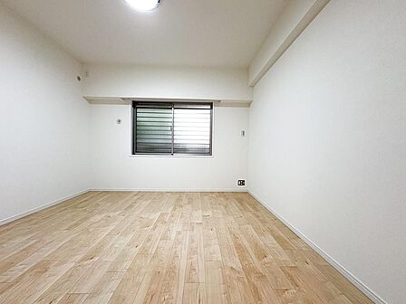 どんな家具も映える、明るく清潔感あふれる洋室。寝室やお子様部屋、書斎など多目的に活用できます。