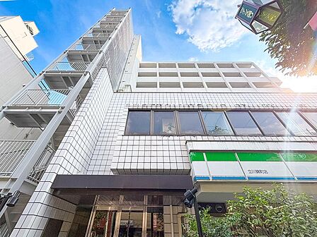 淡いトーンの外装材を使用した穏やかで品のある外観。光の当たり方によって表情が変わる外壁が、四季折々の風景に映える美しい住まいの顔を見事につくり出します。