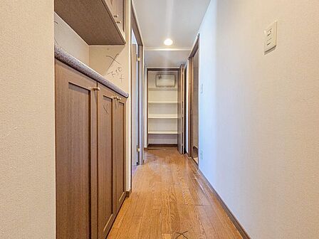 職人さんが丁寧に工事を進めています。完成後には見違えるほど素敵な住まいに。仕上がりが待ち遠しいですね。