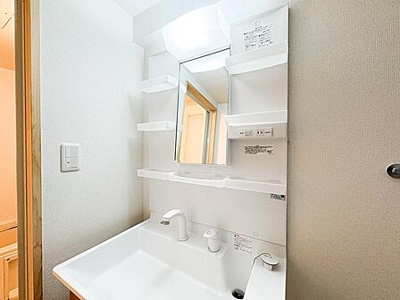 脱衣所に完備された洗面化粧台。朝の身支度や入浴前後に全身を確認することができる為、ストレスなく快適に使用できます。