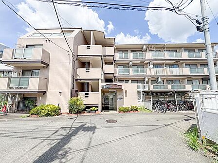 長い年月を経た重厚な風格ある佇まいのマンション。歴史を重ねてきた建物ならではの落ち着いた雰囲気が、住まいに独自の安心感と深みある趣をもたらします。