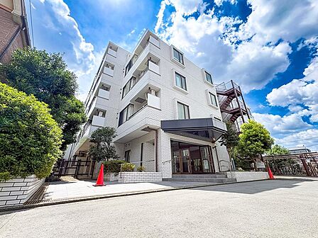 落ち着いた色調とデザインが特徴の外観は、住む人の心を和ませる上品な佇まい。高級感と清潔感が漂い、安心して暮らせる住環境を実感できます。
