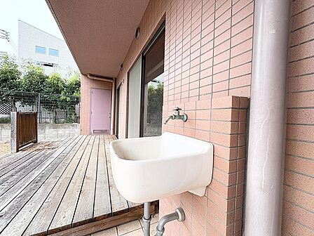 テラス脇には水栓がございます。お庭で育てる植栽にお水をたっぷりあげることもできます。窮屈なところでは面倒な靴の手洗いもここなら気持ちよくできます。