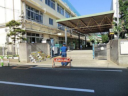 世田谷区立烏山小学校まで約714m