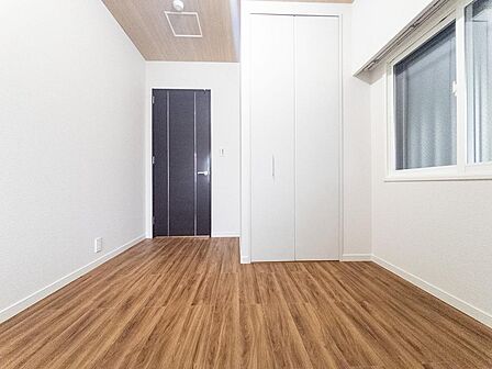 広々とした居室は、たっぷりと日差しが差し込み、ゆったりとしたくつろぎのひとときを楽しめる空間です。