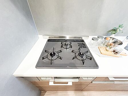 毎日料理をする、料理が好き、家族が多くて量を作る必要がある、等の方々にとっては必須の3口コンロ。同時進行で効率アップはもちろん鍋を移動する回数が減り、無駄な動きを軽減することが出来ます。
