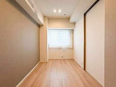 窓から光がたっぷりと差し込む明るい洋室。清々しい空間で、ゆったりと心安らぐ時間をお過ごしください。