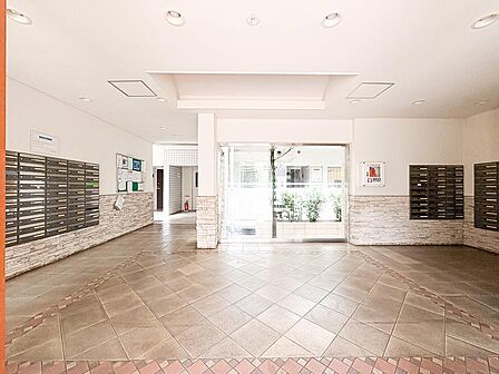 広々とした開放的なエントランスホール。高級感のある石貼り風のデザインと清掃の行き届いた清潔な空間が、住まい手や訪れる人を心地よく迎える安心の住環境です。