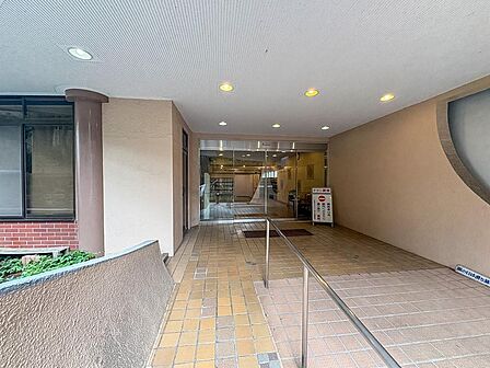 マンションに住まう人をいつも暖かく迎えてくれるような、優しい温もりが漂っています。