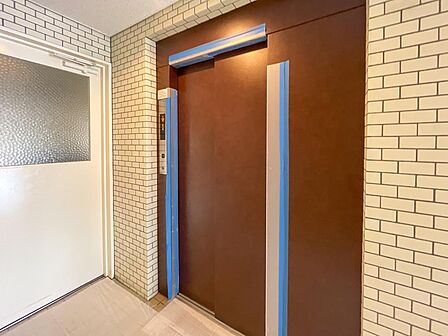 レトロで温かみのあるタイル貼りのエレベーターホール。日々の移動もスムーズで快適です。