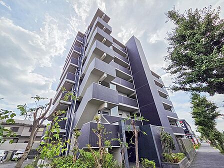 スタイリッシュで洗練された外観が、毎日帰宅するのを楽しみにさせてくれます。上質なデザインが目を引き、住む人にも訪れる人にも好印象を与える美しい佇まいが魅力です。