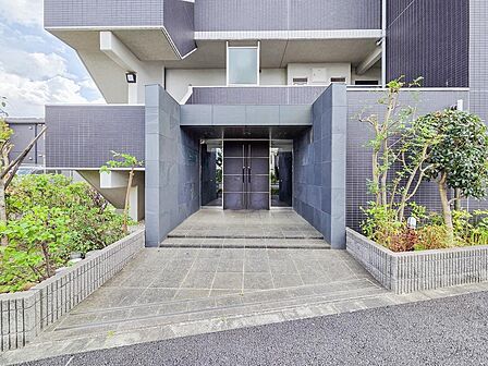 エントランスには、豊かな緑が配置され、訪れる人の心を和ませます。落ち着いた空間設計が印象的で、住む人や来客に上質な時間を提供してくれます。