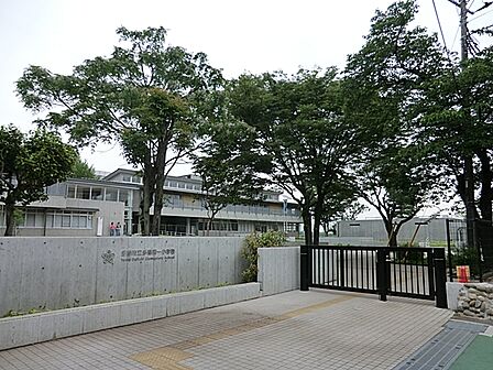 多摩市立多摩第一小学校まで949m