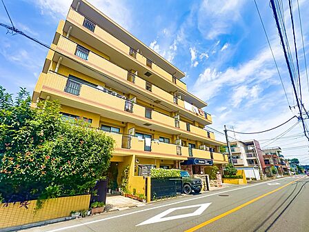 配色が印象深い外観部分。奇抜になり過ぎない中にもオリジナリティを感じさせるデザインです。2026/8/20撮影