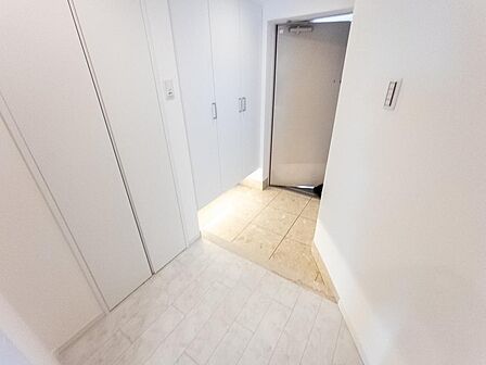 シューズクロークを備えた広々とした玄関スペース。靴や外出用品をたっぷり収納できるため、玄関まわりを常にすっきりと保てます。
