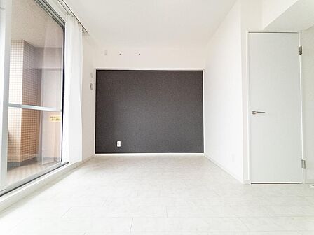 採光に恵まれ、静かな環境に位置する寝室。朝の自然光で心地よく目覚め、夜は静寂の中でゆっくりと休める、質の高い眠りを支える空間です。