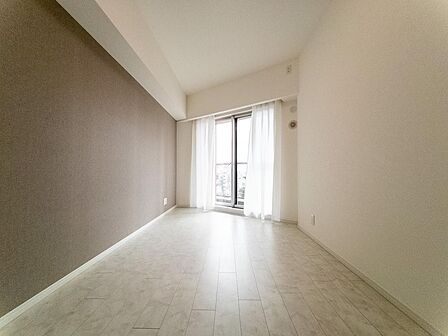 バルコニーに面した掃き出し窓と腰高窓から陽光と風を取り込み、快適な居住空間を実現。主寝室としても使いやすく、開放感のある住み心地が魅力です。