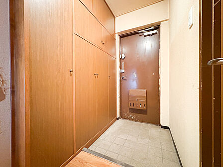広い玄関は、家の顔となるスペースにゆとりと開放感をもたらします。ドアを開けた瞬間に広がるゆったりとした空間は、訪れる人を温かく迎え、住む人にとっても特別な場所です。