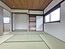 子供部屋：2階約8帖の和室は、畳の落ち着いた雰囲気とゆとりある広さが魅力です。押入れと天袋を備え、布団や季節物などをすっきり収納できます。窓から自然光も取り込め、客間や寝室など多用途に活用できる一室です。