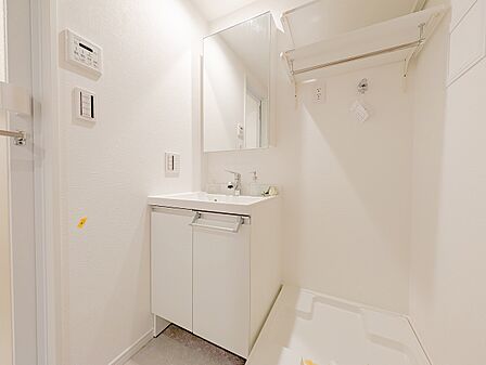 朝の忙しい時間帯もスムーズに身支度できる、機能的な洗面台です。鏡が独立しているのでお掃除も簡単で、毎日快適にお使いいただけます。