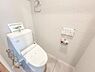 トイレ：清潔感あふれるトイレは、ウォシュレット機能付きで快適な使い心地。家族みんなが安心して利用できる、きれいに保たれた空間です。