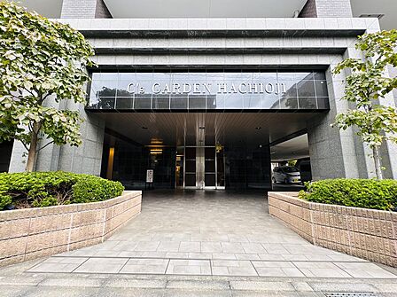 エンブレムが目を引くエントランス。植栽も綺麗に手入れされています。