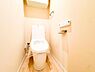 トイレ：清潔感あふれるトイレは、温水洗浄機能付きで快適です。