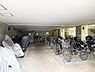 駐車場：大切な自転車やバイクを雨風から守る、広々とした屋根付きの駐輪スペース。