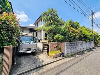 外観:中古戸建てながら、外観は丁寧に手入れが行き届いており、清潔感が感じられます。趣のあるデザインが魅力で、落ち着いた街並みにも馴染む佇まいが、家族の新しい暮らしを迎え入れてくれます。 外観:中古戸建てながら、外観は丁寧に手入れが行き届いており、清潔感が感じられます。趣のあるデザインが魅力で、落ち着いた街並みにも馴染む佇まいが、家族の新しい暮らしを迎え入れてくれます。