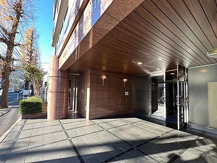 高級感溢れる石貼りの壁面と温かみのある照明が住まう人やゲストを優しく迎えます。