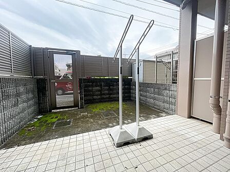 ガーデニングや洗濯物干しに重宝する専用テラス。フェンス囲い付きでプライバシー面も安心の屋外空間。