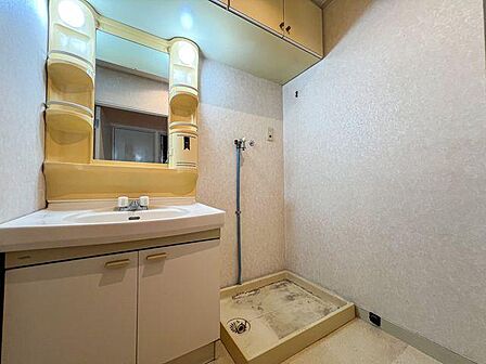「洗面脱衣室」 水回り設備を一新して快適空間へ。最新の洗面化粧台や洗濯機パンへリフォーム可能です。