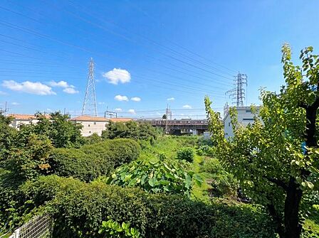 バルコニーからはマンションの共用スペースである菜園がのぞめます。敷地内菜園として区画を借りることができ、お野菜などを育てることもできます。区画の空き状況は都度確認しますのでお申し付けください。