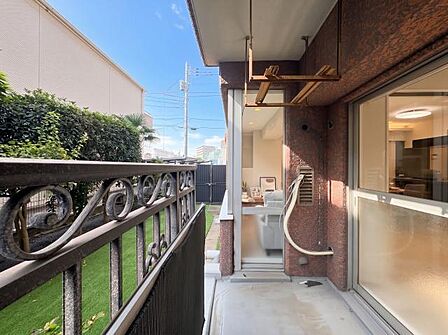 ゆとりある広さのバルコニーは、洗濯物がたっぷり干せるうれしい設備です。屋外の空気を感じながらくつろげるスペースとしても活用でき、生活の幅が広がります。