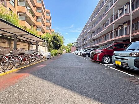 敷地内に駐車場があり、自家用車の利用がいつでもスムーズです。駐車場の設備がしっかりと整っており、車通勤や日常のドライブを毎日快適にサポートします。(空き状況は都度確認いたします)