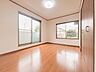 子供部屋：ゆとりある広さの居室は、家具の配置がしやすく使い勝手の良い空間です。採光も良好で、生活スタイルに合わせて自由にレイアウトできます。
