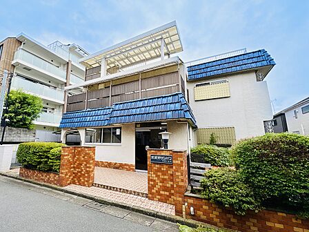 総戸数31戸、鉄骨造3階建のマンション。周辺は落ち着いた住環境で、ゆったりとした時間が流れます。