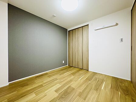 洋室は寝室としてのご利用にぴったり。コンパクトながら収納も備えた無駄のない造りです。