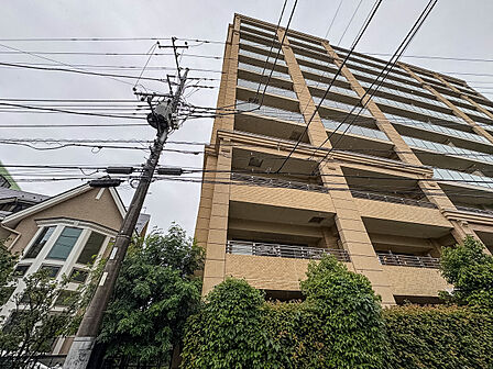 現在居住中ですが、事前予約にて室内内覧も調整いたします。まずは外観や周辺環境、駐車スペースの使い勝手から確認してみませんか。