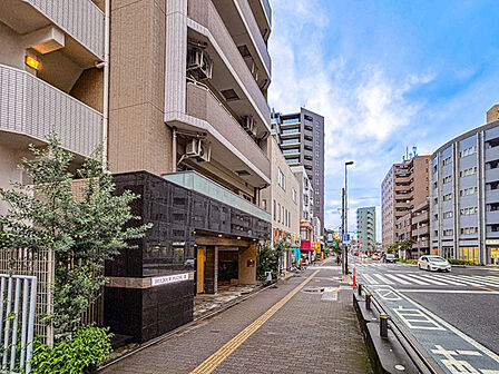 柔らかなトーンの外壁色が周辺環境に馴染む優しい色合いの外観デザイン。温かみのある落ち着いた佇まいが街並みに自然と溶け込み、帰るたびに心が和む住まいです。
