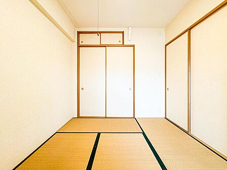 畳の香りが心地よい和室は、お子様の遊び場や家族のくつろぎの空間に最適です。収納も充実しており、多目的に活用できます。