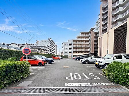 敷地内にゆとりのある駐車場を完備。お車の出し入れもスムーズで、ご家族の快適なカーライフをサポートします。