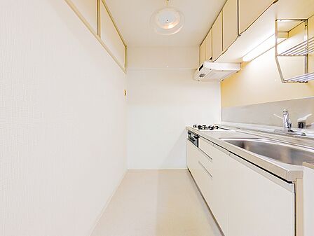 上部の吊り戸棚から下部のシステム収納まで、調理器具などをたっぷり収納できます。
