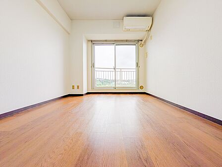窓から開放感あふれる景色が広がり、心地よい光が室内を満たします。南向きの明るいお部屋です。