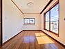 子供部屋：居室は広々としており、窓から差し込む光で明るく、気持ちよく過ごせる空間です。清潔感が保たれており、快適な毎日をお過ごしいただけます。趣味やリラックスの時間が楽しめる居室です。