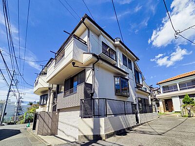 外観：落ち着いた雰囲気が漂う外観で、住む人に安心感を与えてくれる佇まいです。しっかりと手入れがされており、中古ながらも美しさが保たれているため、快適に暮らし始められる住まいです。