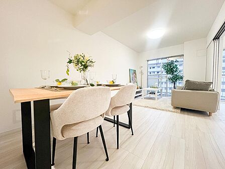 採光良好な明るいリビングは、開放感ある居心地の良い空間です。ゆとりある広さで家族みんながくつろげるだんらんの場として、毎日の豊かな暮らしをしっかり支えます。