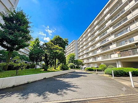 管理の行き届いたマンションは、共用部の清潔感と建物のコンディションが良好に保たれています。長く快適に暮らせる安心感のある住環境がしっかりと整っています。