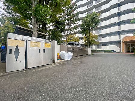 敷地内に分別しやすいリサイクルボックス完備!快適なマンションライフを後押しします。