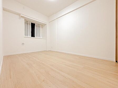 ゆとりある広さの居室は、家具の配置がしやすく使い勝手の良い空間です。採光も良好で、生活スタイルに合わせて自由にレイアウトできます。